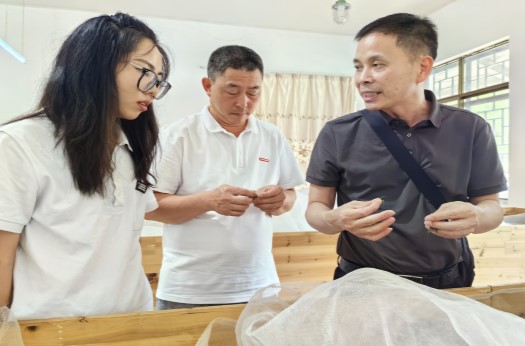 右一为浙江省优秀科技特派员邓余良.jpg